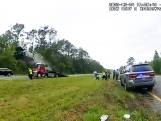 Auto vliegt door de lucht na botsing met sleepwagen in VS