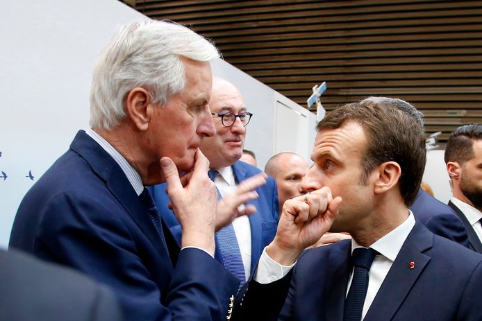 Emmanuel Macron (R) met de Europese hoofdonderhandelaar Michel Barnier.