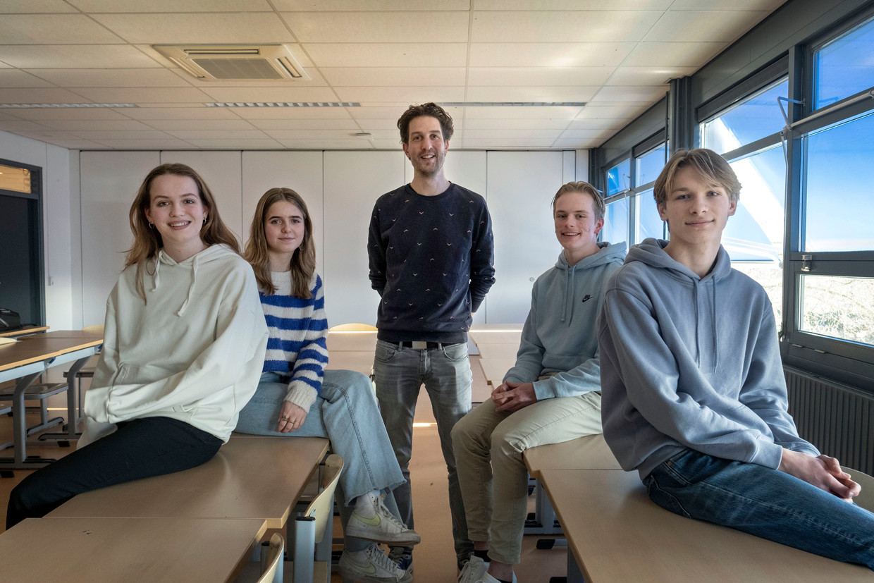 Geschiedenisdocent Tim Koetsier met zijn leerlingen (vlnr) Franka (17), Suus (17), Samuel (16) en Tyler (17) op Scholengemeenschap Broklede in Breukelen.