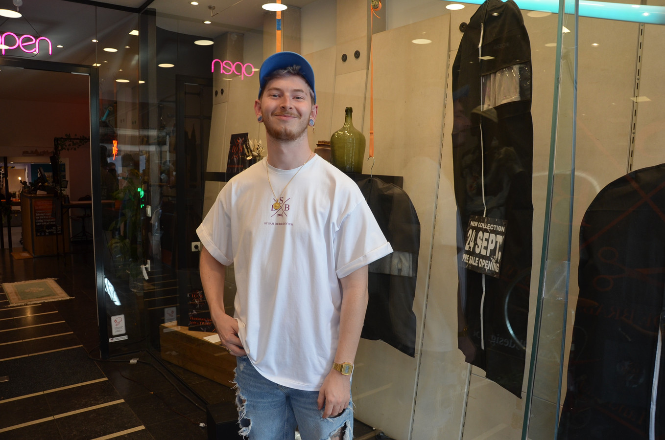 Modeontwerper Sam (24) stelt nieuwe collectie voor in startupwinkel