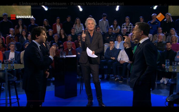 Jesse Klaver (links) debatteert met Mark Rutte. In het midden gespreksleider Jeroen Pauw. Beeld BNNVara