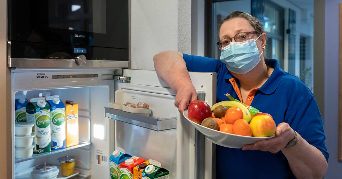 Zeventigplus En Ondervoed Door Slecht Eten Kijk Eens Bij Moeder In De Vuilnisbak Of Ze Haar Voedsel Weggooit Brabant Bd Nl
