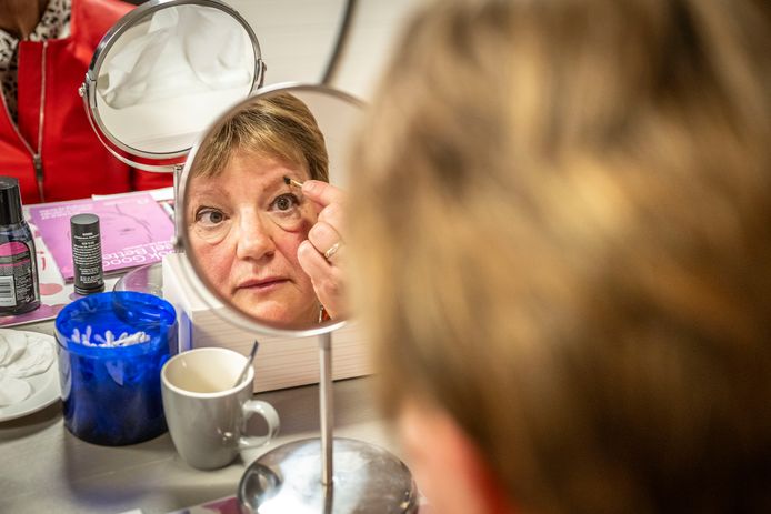 Deze make-up workshop is speciaal voor vrouwen met kanker: 'Ze gaan vol  zelfvertrouwen naar buiten' | Zeeuws nieuws | pzc.nl