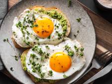 Ik verstop eten achter de keukenrol en de schoonmaakemmers
