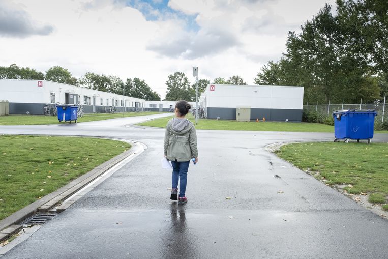 In de wijk Beverwaard in Rotterdam-Zuid is sinds eind augustus 2016 op een voormalig sportterrein een tijdelijk asielzoekerscentrum gevestigd. Beeld ANP / Paulien van de Loo