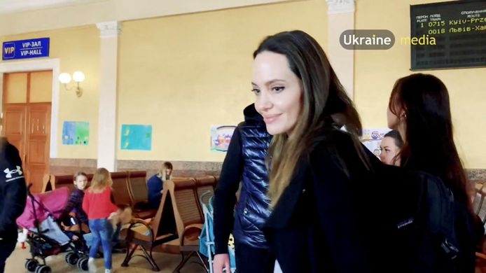 De Amerikaanse actrice komt aan in het treinstation van Lviv, waar verschillende geëvacueerde Oekraïners zijn gearriveerd.