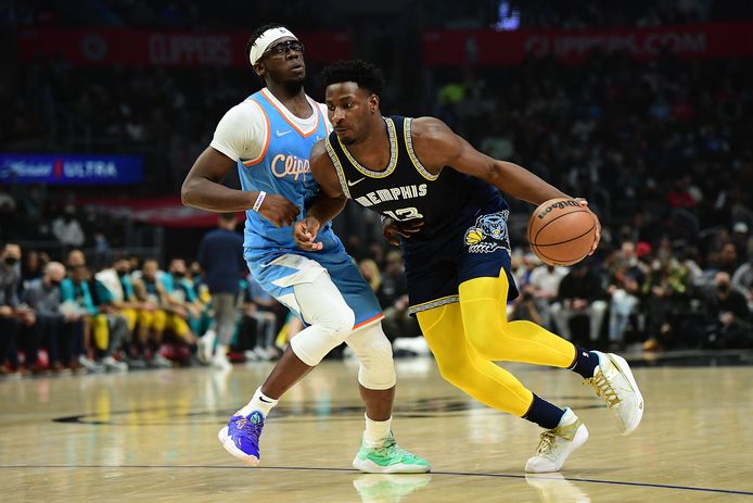 Memphis Grizzlies forward Jaren Jackson Jr. (r) en Los Angeles Clippers guard Reggie Jackson (l).