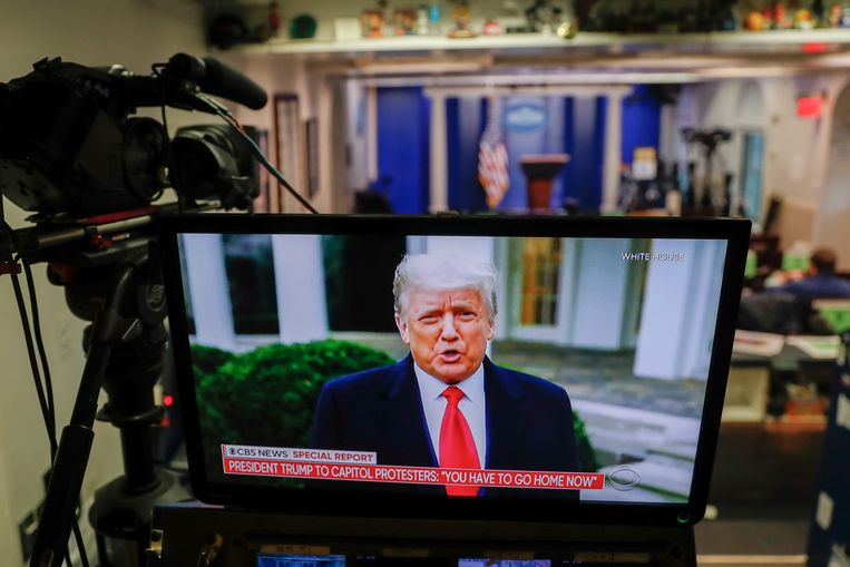 Trump roept de bestormers van het Capitool op om naar huis te gaan. Beeld EPA