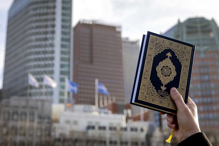 Een demonstratie tegen moslimhaat, die volgde op de actie van een voorman van de anti-islambeweging Pegida die een Koran verscheurde op de stoep voor de tijdelijke Tweede Kamer.  Beeld Robin van Lonkhuijsen, ANP
