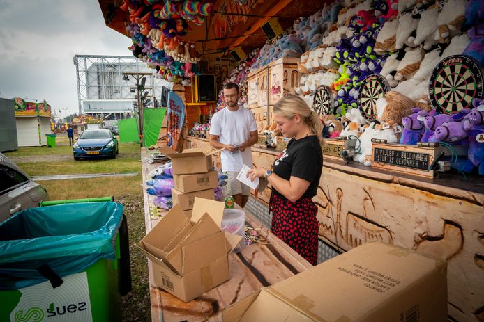 Winnen, winnen, winnen. Wie goed kan mikken kan aardige prijzen bij elkaar gooien met de dartpijlen op de Mega Zomerkermis in Arnhem.