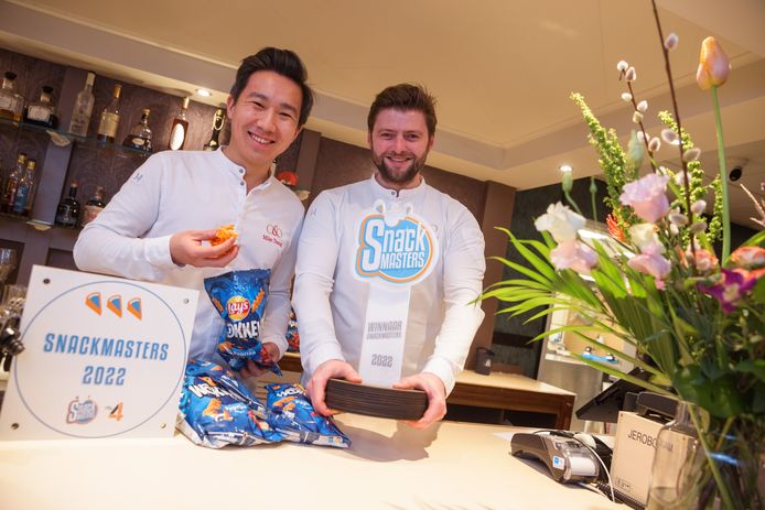 De souschefs Mike Tsang en Levi Bunt van sterrenrestaurant O&O hebben RTL Snackmasters gewonnen. Ze maakte de beste wokkels in de finale.