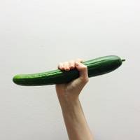 Een biologische komkommer in plastic óf een niet-biologische komkommer zonder