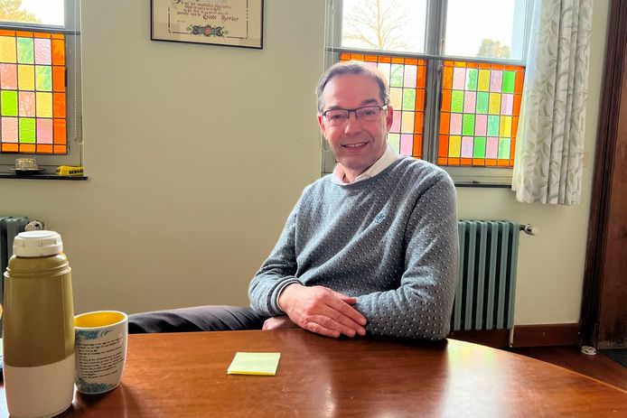 De Sint-Bavoparochie van Mere neemt zondag afscheid van pastoor Jan Coppens.