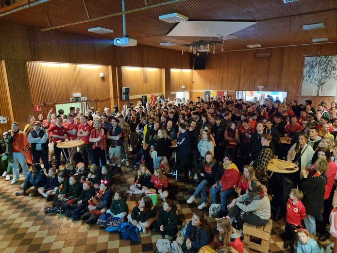 DUIVELS Bijna 300 supporters volgden de wedstrijd van de Rode Duivels tegen Marokko in zaal Lindegroen in Buizinen.