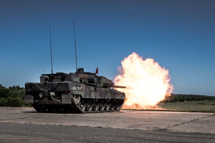 Nederlandse militairen schieten nog één keer een granaat af in hun Duitse tank voordat ze afreizen naar Litouwen.