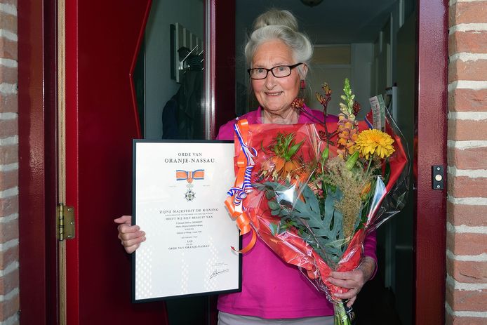 Riet Vriens tijdens de Lintjesregen 2020 Etten-Leur.
