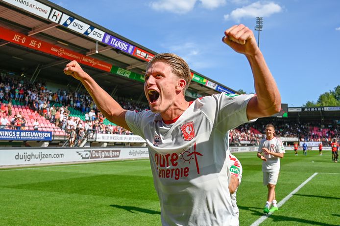 Sem Steijn is in zijn eerste eredivisiewedstrijd voor FC Twente gelijk goud waard en viert de overwinning tegen NEC (0-1) met de supporters.