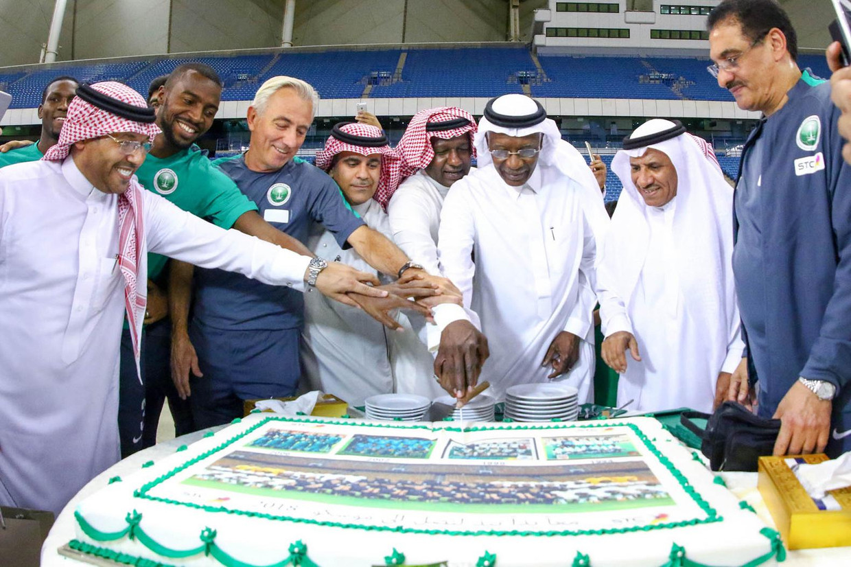 Bondscoach van Saoedi-Arabië Bert van Marwijk snijdt in Riyadh een taart aan met lokale voetbalbestuurders. Beeld  