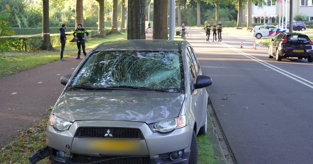 Fietsster ernstig gewond door botsing met auto in Wijchen, traumahelikopter landt.