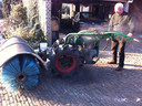 Archiefbeeld van Gerard Melenhorst achter zijn zelf gefabriceerde straatveegmachine.