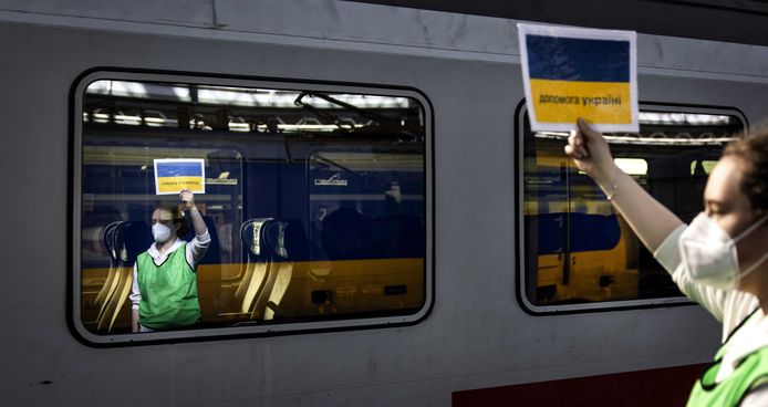 Oekraiense vluchtelingen na aankomst met de trein vanuit Berlijn op Amsterdam Centraal waar de eerste opvang en registratie van de vluchtelingen plaatsvindt.