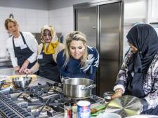 Zowel voor het plaatje als de hygiëne had Máxima haar haar beter in een staart kunnen laten