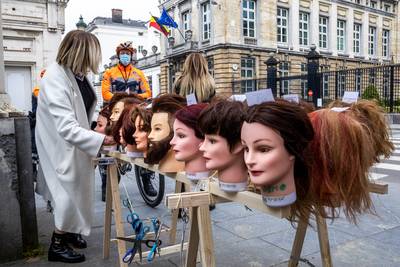 “Alexander De Crolle”, “Sophie Wilmèche”, “Georges-Louis Brushing”: des coiffeurs devant le Parlement