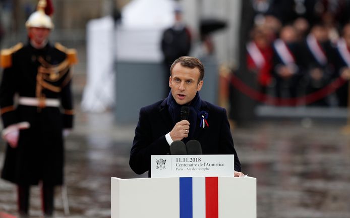 Frans president Emmanuel Macron houdt een toespraak tijdens de ceremonie.