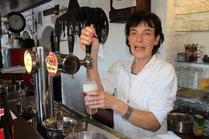 Bernadette Claeys achter de tap van café Den Hoorn in Zomergem.