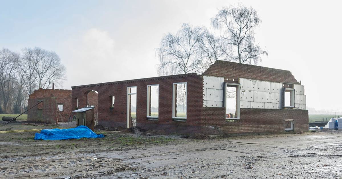 Kale muren op perceel in Hoogeloon maken plaats voor boerderij