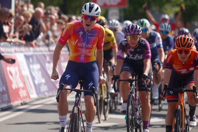 Lotte Kopecky balt de vuisten na haar sprintoverwinning in het Nederlandse Veenendaal