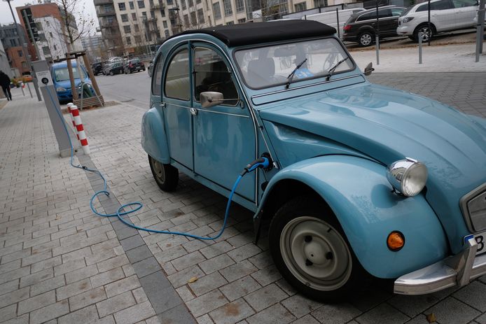 Vorig jaar gespot in Berlijn: een oude eend omgebouwd met een elektromotor onder de kap