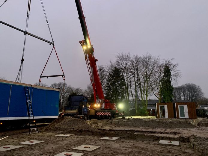 Start van de plaatsing van tijdelijke woningen aan de Beemdweg Ermelo.