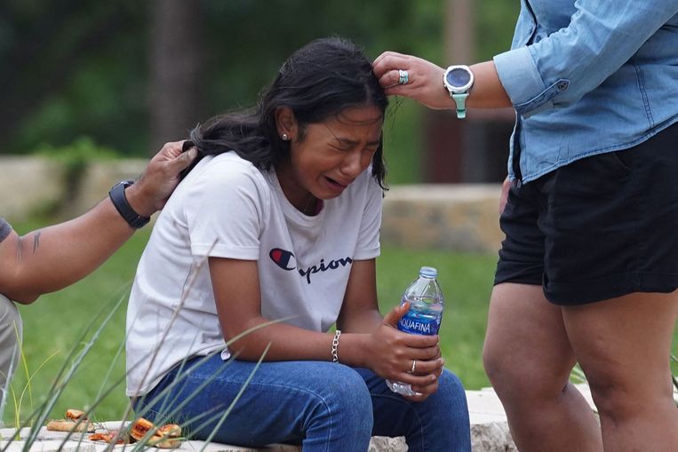 Een meisje barst in tranen uit in Uvalde, Texas, na de schietpartij van afgelopen nacht. Beeld AFP