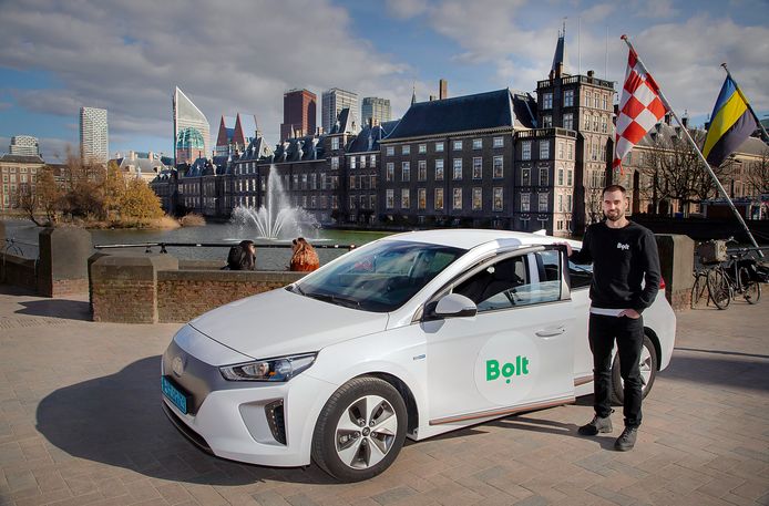 Het internationale taxiplatform Bolt komt na Amsterdam ook naar andere grote steden in Nederland. Den Haag is volgende week aan de beurt. Directeur Lars Speekenbrink heeft er, ondanks de coronacrisis, veel vertrouwen in.