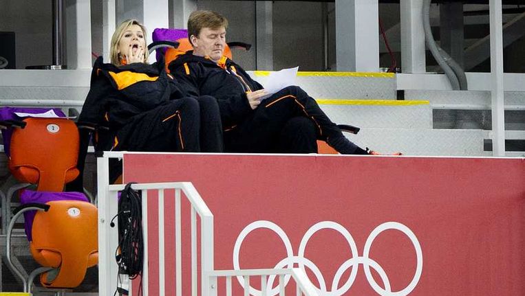 Koningin Maxima en koning Willem-Alexander op de tribune tijdens de 500 meter. Beeld anp