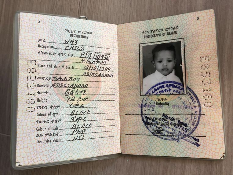 Paspoort van Jarra toen hij naar Nederland kwam.  Beeld Privé-archief Rob Marrevee