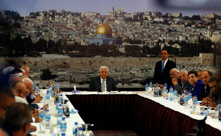 President Mahmoud Abbas (midden), afgelopen vrijdag tijdens een crisisoverleg. Op de achtergrond een foto van de gouden Rotskoepel, de islamitische schrijn, die op een steenworp afstand van de Al Aqsa-moskee staat. Beeld AFP
