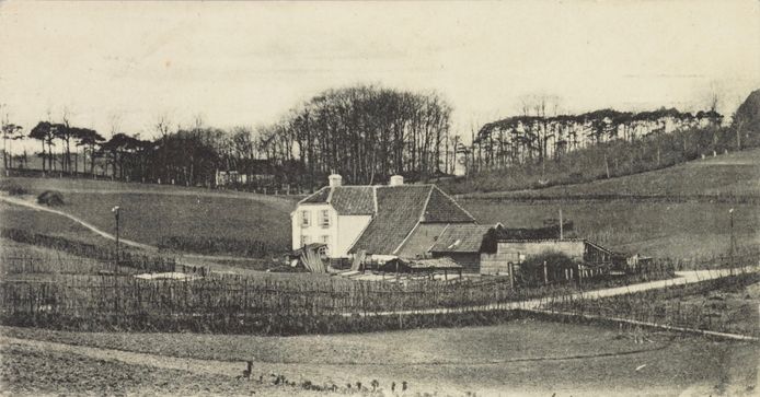 ‘Baumann in de Kuul’ rond 1905 met voorlangs het pad tussen links de Vijverlaan en rechts de Thomas a Kempislaan. Het huisje op de achtergrond ligt op de Jacobiberg, één van de hoogste punten van Arnhem, begroeid met eeuwenoude beukenbomen. In vroeger jaren bekend als de ‘lighallen’. Hier werden longlijders in de openlucht verpleegd. Tot 2017 was hier Popcentrum Jacobiberg gevestigd. Nu is het een kinderopvang.