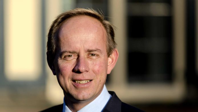 Kees van der Staaij signeert boek in Meerkerk | Rivierenland | AD.nl