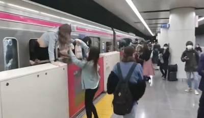 Jongeman probeert brand te stichten op Japanse trein en valt reizigers aan met mes: minstens vijftien gewonden