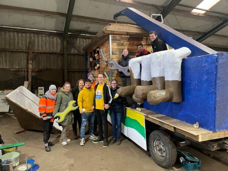 Jongeren van CV De Gangmakers uit Schijndel bouwen hun eerste praalwagen