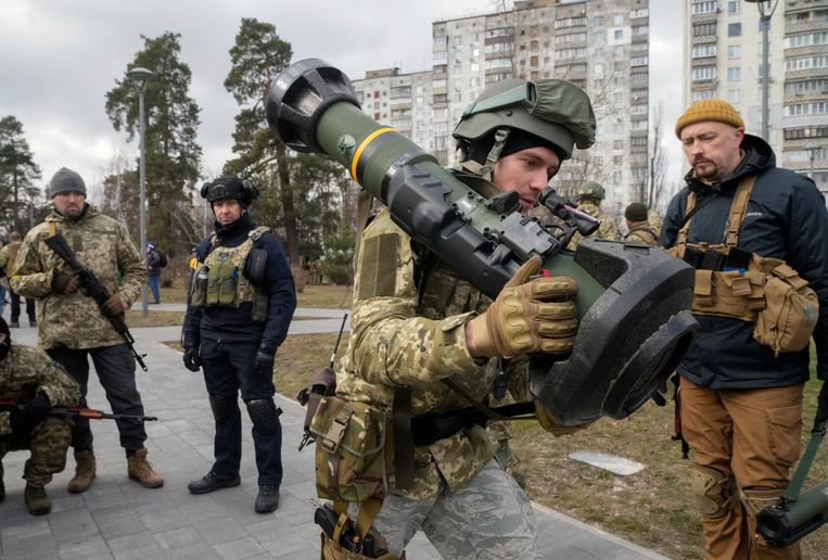Een door de Britten aan Oekraïne geleverd NLAW-antitankwapen in de straten van Kyiv. Beeld AP