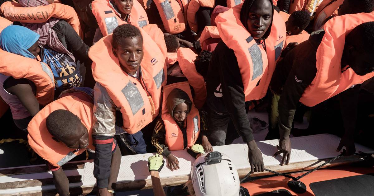 L’effetto Meloni: al momento centinaia di migranti non possono attraccare sulle coste italiane |  All’estero