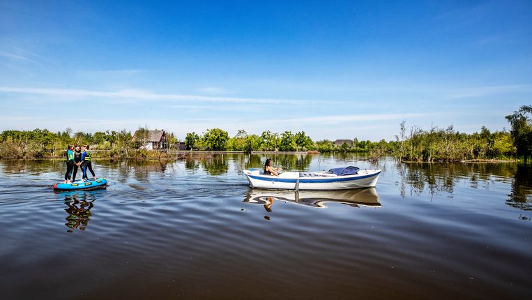 Op de Loosdrechtse plassen genieten mensen van het mooie weer.  Beeld Raymond Rutting