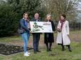 Schepenen Mieke Van Malderen en Nadine Sertyn en burgemeester Geert Hermans ontvangen de cheque van Lien Verfaillie van DELA voor de mooiste koesterplek van België.