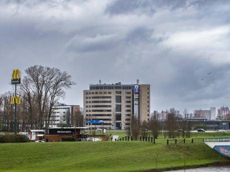 Deventer zet op laatste moment streep door metershoge reclamemasten langs A1: financiële strop dreigt