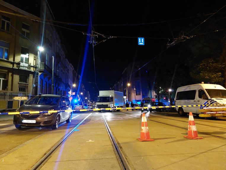 De politie heeft een perimeter ingesteld in Schaarbeek. Beeld RV
