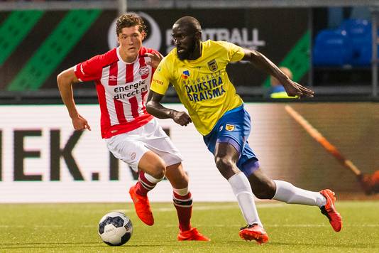 Chiro N'Toko in duel met PSV-spits Lammers.