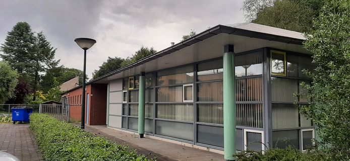 Het gebouw de Twern in Braakhuizen-Noord. Het rechterdeel wordt gehuurd door de stichting Jeugdbelangen. Links komen twee Oekraïense gezinnen tijdelijk te wonen.